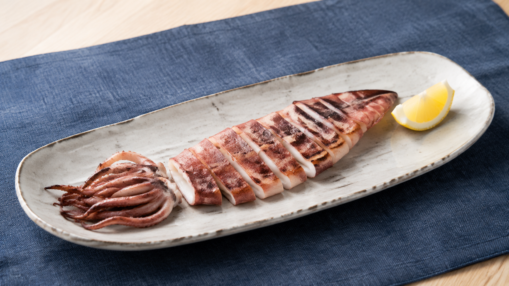 長皿に焼き目のついたいか一夜干しの切り身を盛ったAI生成イメージ