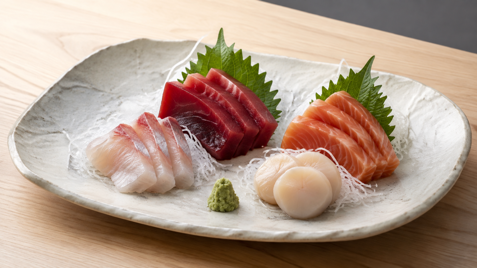 白い和皿に鮪、白身魚、サーモン、帆立の刺身を盛ったAI生成イメージ