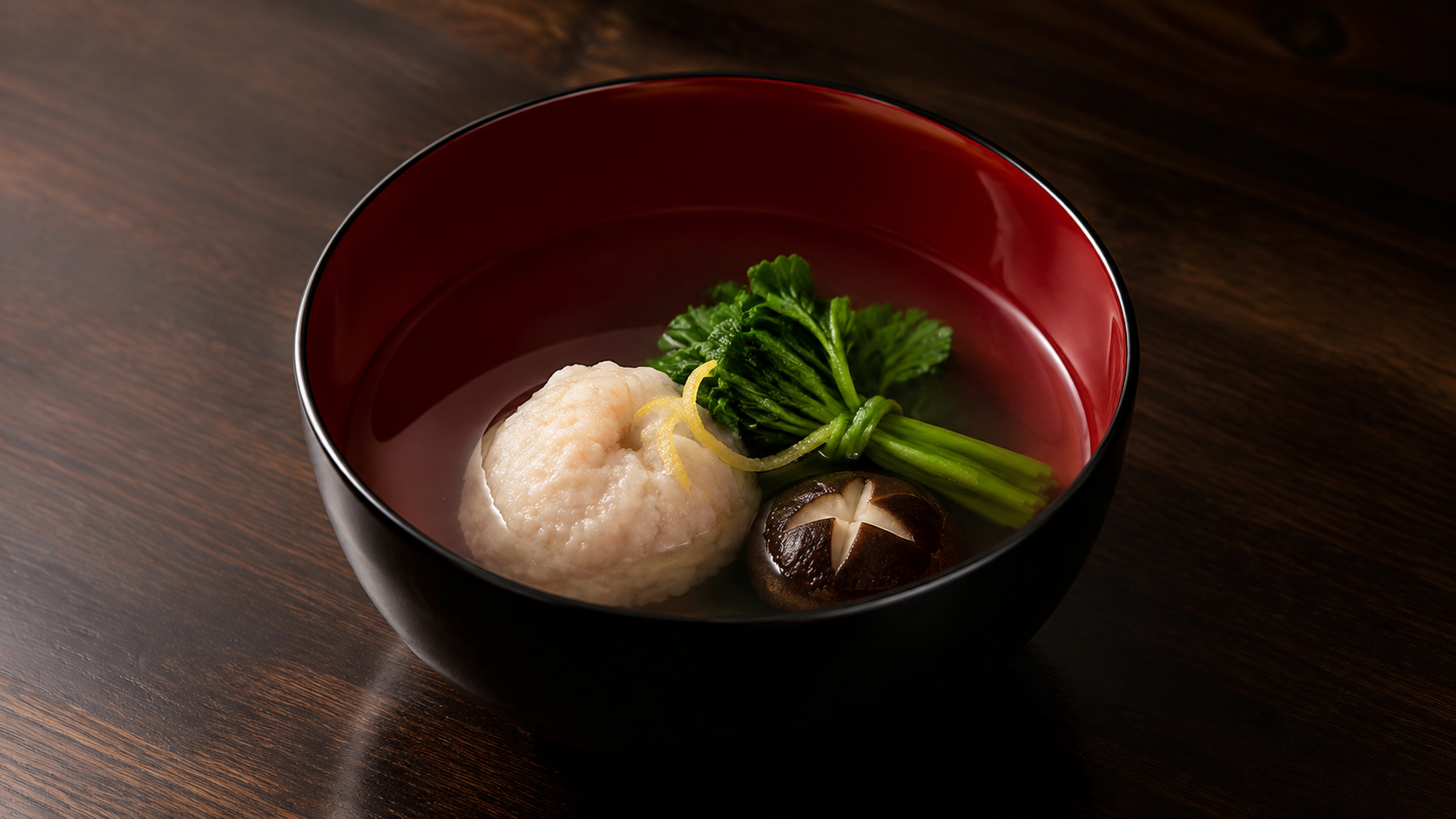 朱塗りの椀にしんじょ、椎茸、青菜、柚子を盛った澄まし椀のAI生成イメージ
