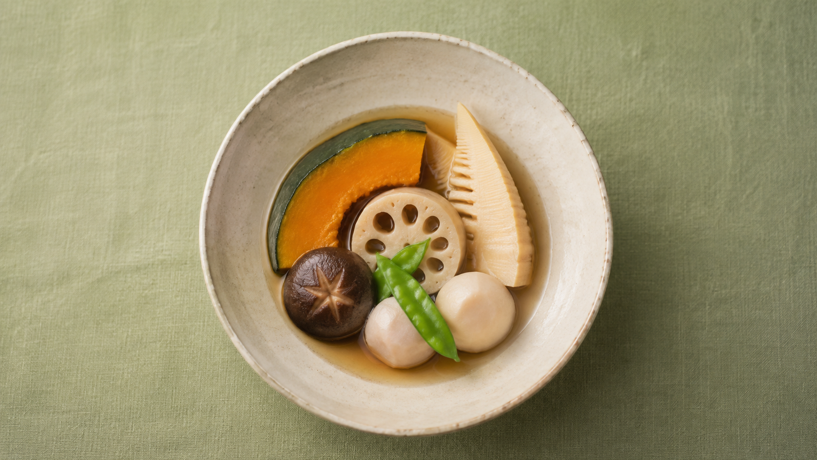 白い鉢にかぼちゃ、里芋、蓮根、筍、椎茸、さやえんどうを盛った炊合せのAI生成イメージ