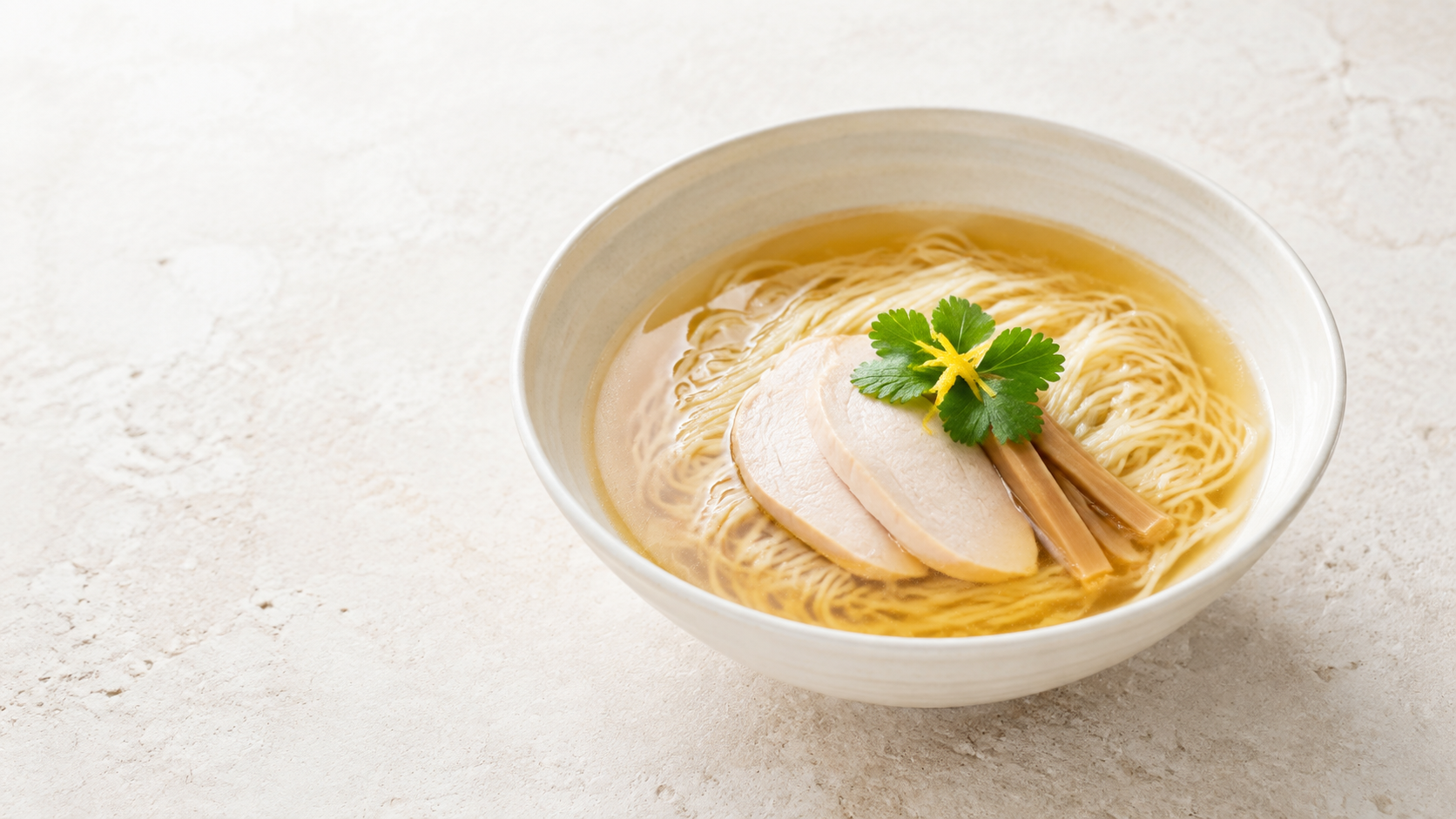 白い器に澄んだ黄金色のスープと鶏肉を盛った塩ラーメンのAI生成イメージ