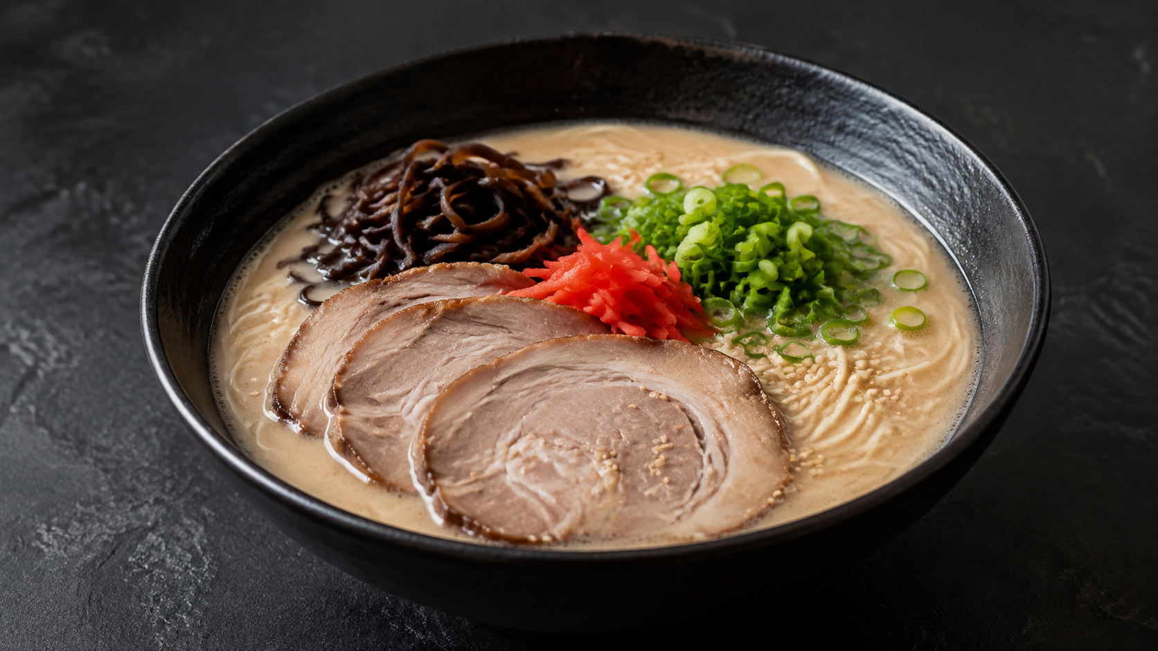黒い器に白濁スープ、チャーシュー、きくらげ、ねぎを盛った豚骨ラーメンのAI生成イメージ