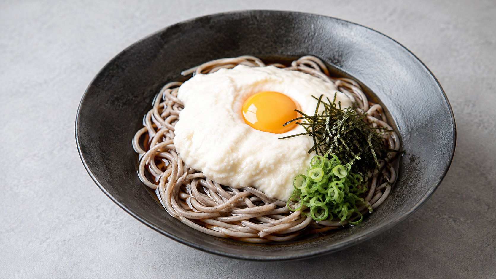 とろろ、卵黄、刻み海苔と青ねぎを添えた冷やし蕎麦のAI生成イメージ