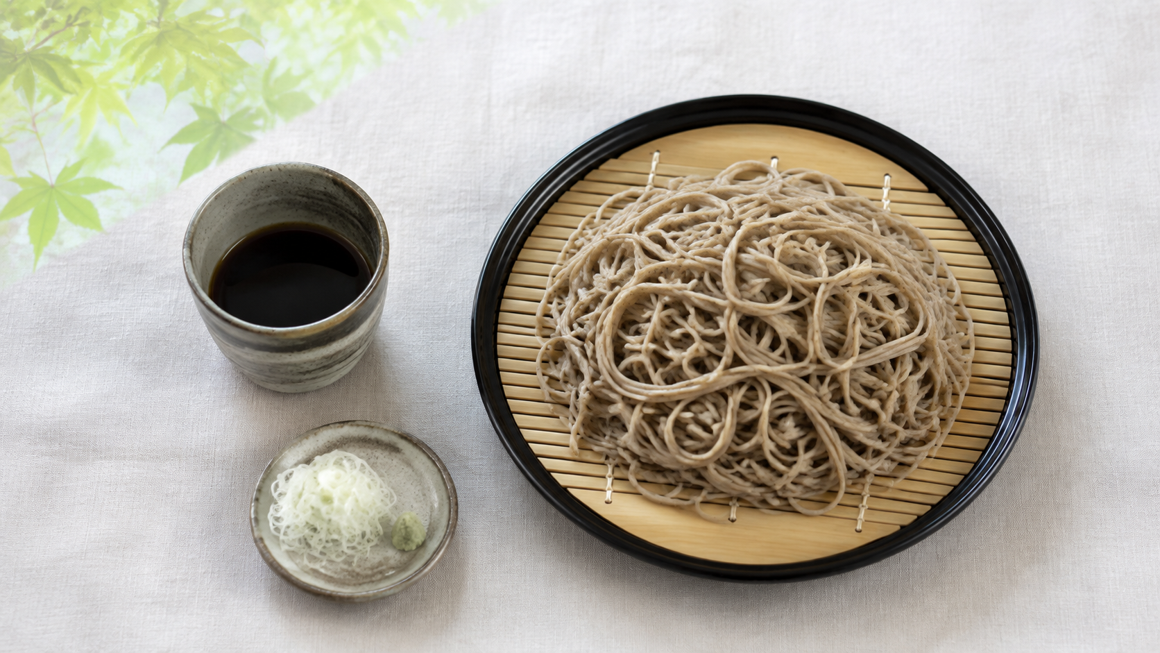 竹ざるの蕎麦とつゆ、ねぎ、わさびを添えたAI生成イメージ