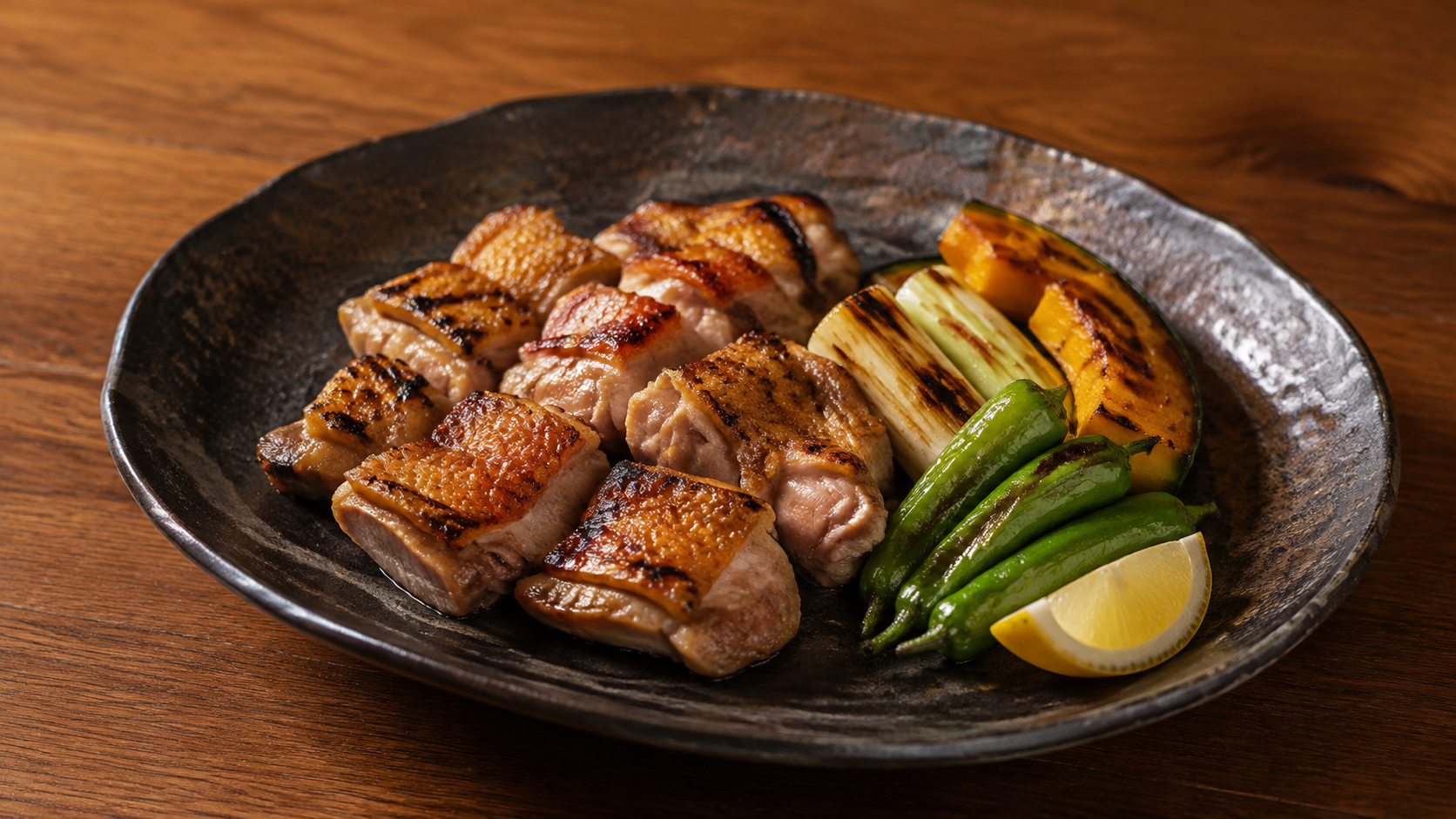 黒い和皿に鶏の炭火焼きとねぎ、かぼちゃ、ししとうを盛ったAI生成イメージ